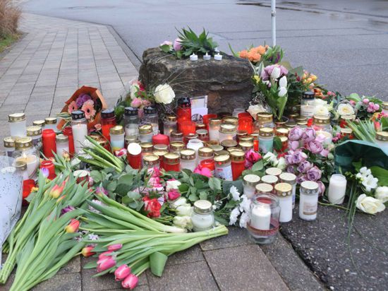 26.01.2024, Baden-Württemberg, St. Leon-Rot: Blumen und Kerzen zum Gedenken an das Opfer liegen vor einer Schule. Bei der Gewalttat in der Schule ist nach Angaben der Polizei eine Schülerin von einem Schüler getötet worden. Foto: René Priebe/dpa +++ dpa-Bildfunk +++