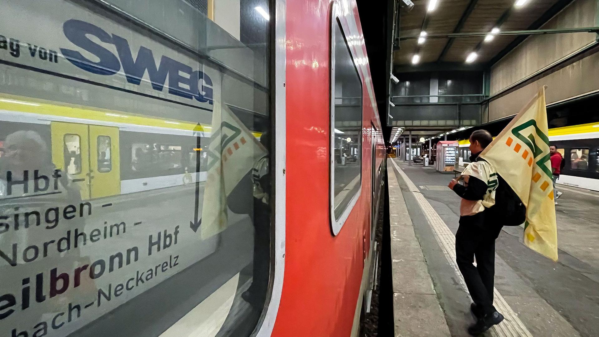 Hoffnung auf Vermittlung: Seit September führt die Lokführergewerkschaft GDL einen Arbeitskampf gegen die landeseigene SWEG. Immer wieder fallen deshalb Zugverbindungen aus. Nun hat sich die SWEG  zum Einsatz eines Vermittlers bekannt. 