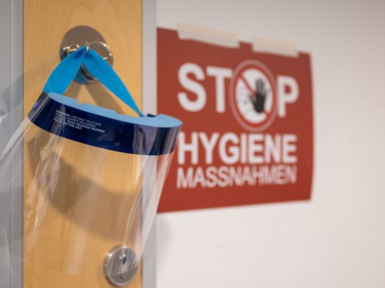 Baden-Württemberg, Ludwigsburg: Ein Gesichtsschutz (Face Shield) hängt neben einem Schild mit der Aufschrift «Stop Hygienemaßnahmen» auf der Intensivstation des RKH Klinikum Ludwigsburg.