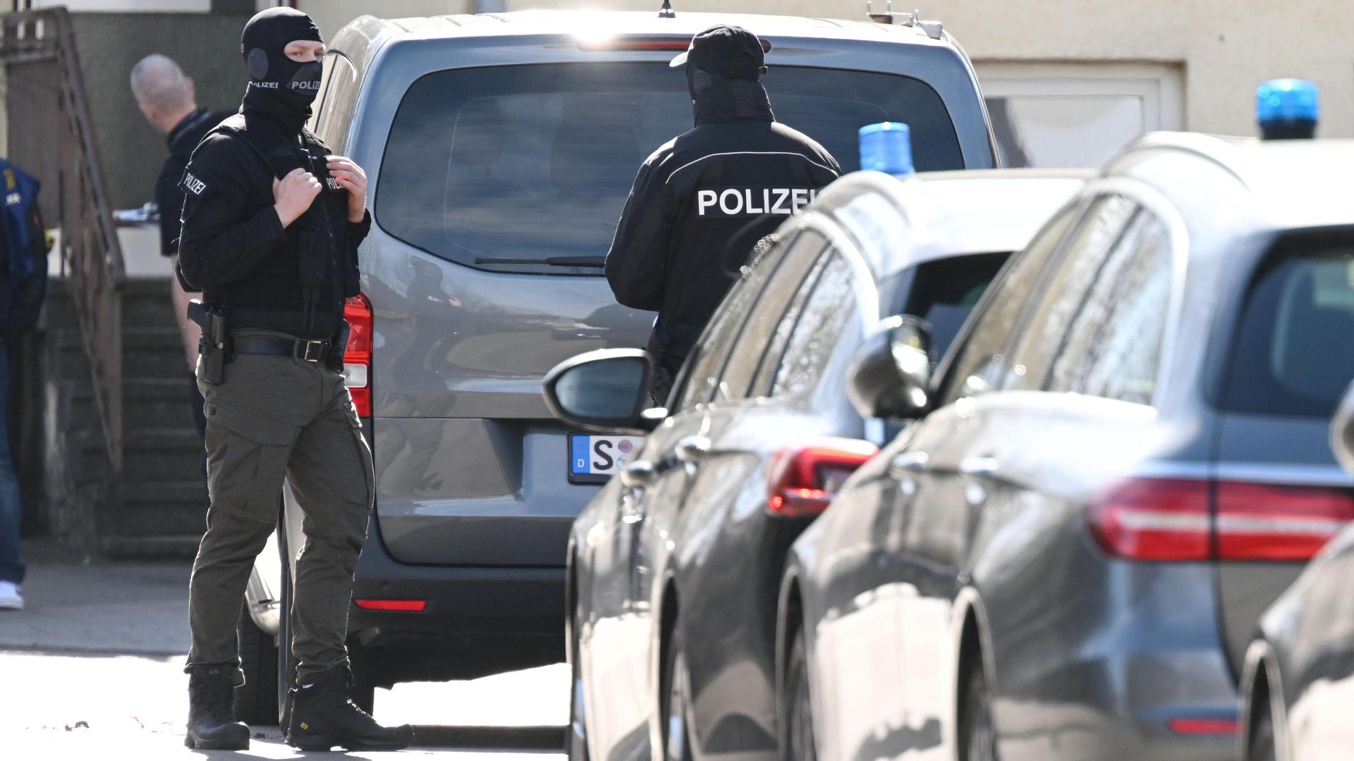 Schüsse bei Razzia: Bei einer Durchsuchung im Auftrag der Karlsruher Bundesanwaltschaft ist in Reutlingen ein Beamter eines Spezialeinsatzkommandos (SEK) verletzt worden. Im Bild sichern Polizisten den Einsatzort im Reutlinger Süden.