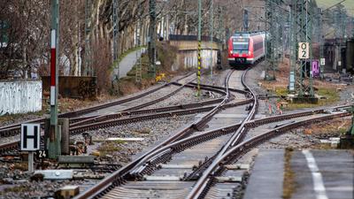 Eine S-Bahn fährt in den Bahnhof Stuttgart-Bad Cannstatt ein. Wegen Kabelbauarbeiten für den digitalen Bahnknoten in Stuttgart müssen sich Fahrgäste der Deutschen Bahn ab Mitte April auf massive Einschränkungen einstellen.