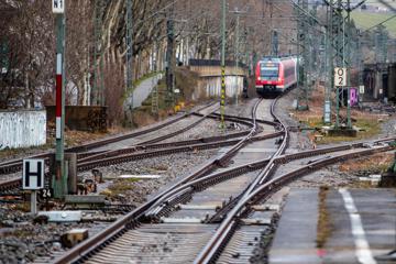 Eine S-Bahn fährt in den Bahnhof Stuttgart-Bad Cannstatt ein. Wegen Kabelbauarbeiten für den digitalen Bahnknoten in Stuttgart müssen sich Fahrgäste der Deutschen Bahn ab Mitte April auf massive Einschränkungen einstellen.