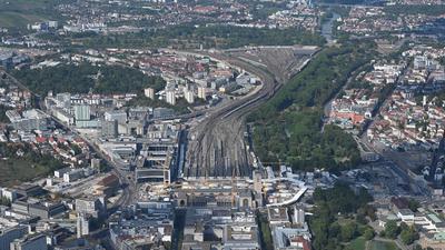 Luftaufnahme von der Stuttgarter Innenstadt mit dem Hauptbahnhof und der Baustelle für das Bahnprojekt Stuttgart 21, aufgenommen am 23.08.2022. +++ dpa-Bildfunk +++