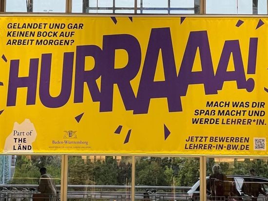 Plakat am Flughafen Stuttgart mit umstrittener Werbung für den Lehrerberuf.