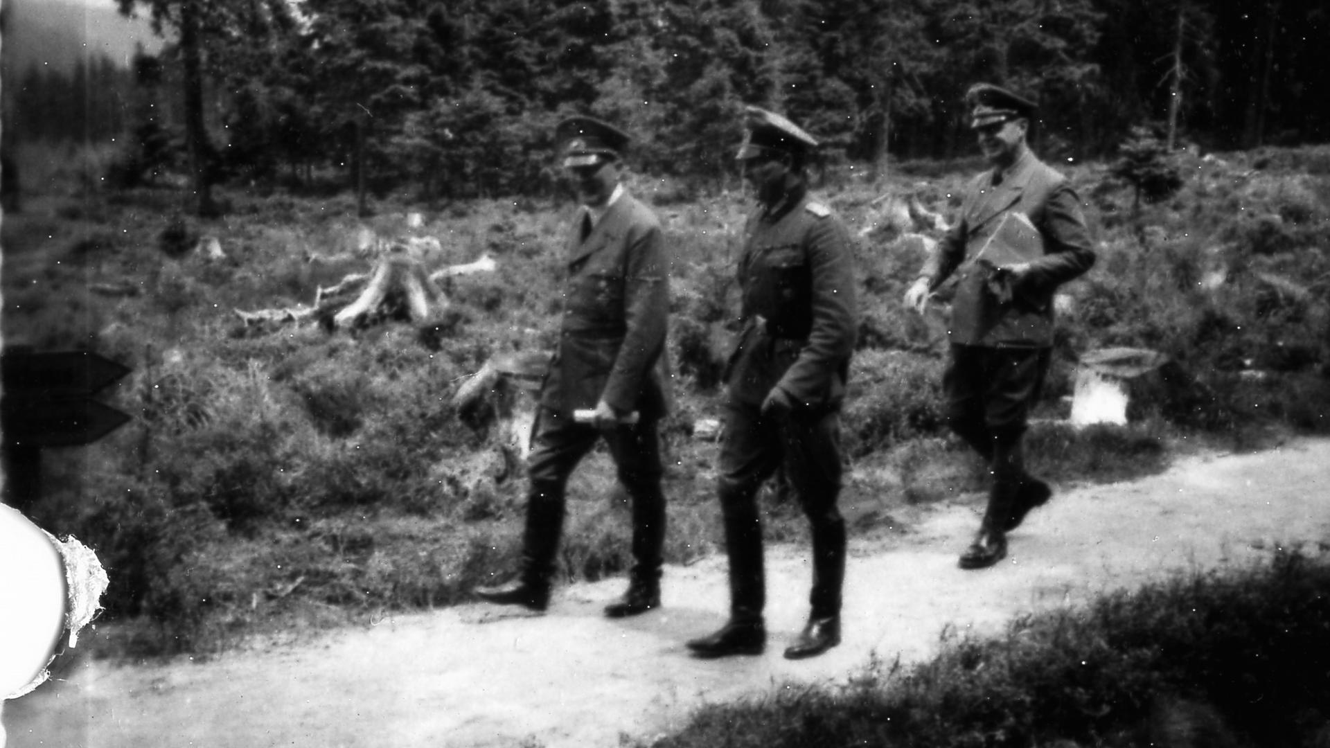 Spaziergang im „Tannenberg“: Adolf Hitler (von links nach rechts), Reichsjugendführer Baldur von Schirach und Außenminister Joachim von Ribbentrop.