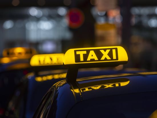Taxischild bei Nacht auf einem Taxi in Stuttgart Stuttgart 