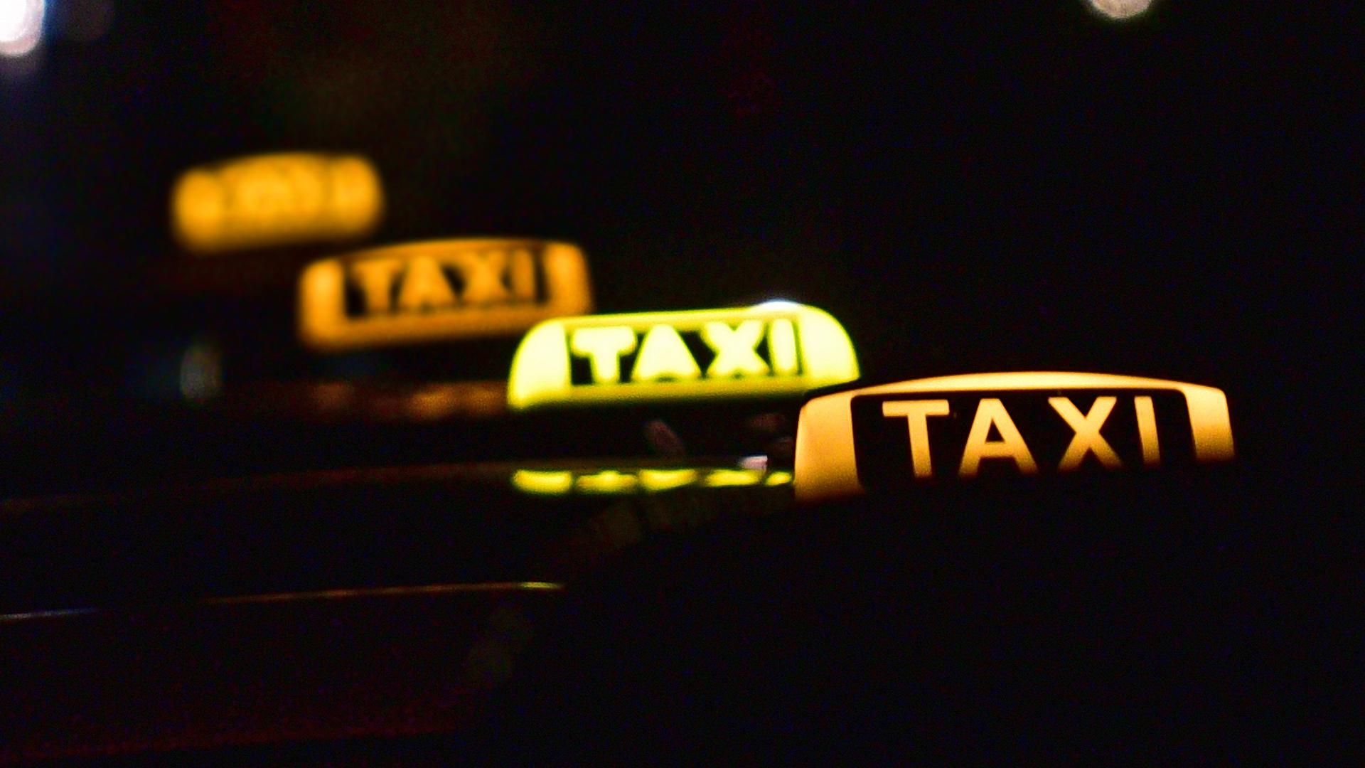Taxis stehen an einem Taxistand (Symbolbild)