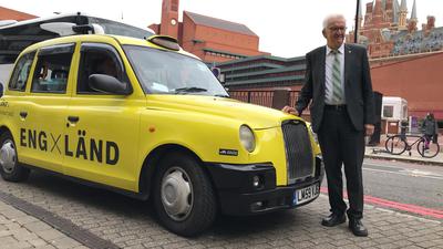 „The Länd“ in England: Ministerpräsident Winfried Kretschmann vor einem der drei „Länd“-Taxis, die am Montag durch die britische Hauptstadt fuhren.