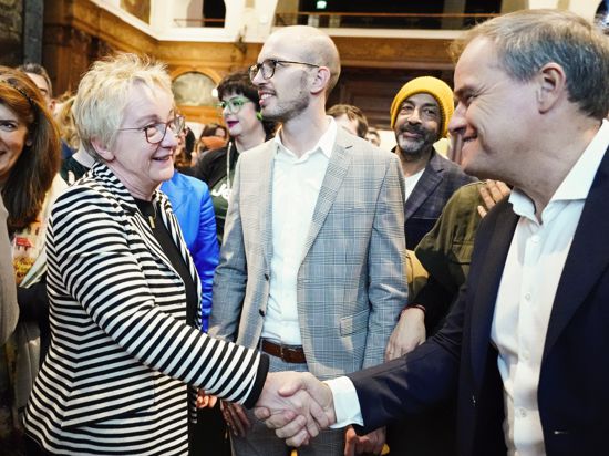 Fairer Umgang: Theresia Bauer gratuliert Eckart Würzner zum Erfolg im ersten Wahlgang. Im Hintergrund: Kandidat Sören Michelsburg. 
