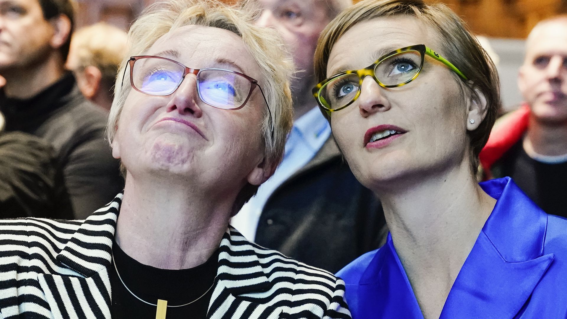 Die Grünen-Politikerinnen Theresia Bauer (links) und Franziska Brantner, parlamentarische Staatssekretärin im Bundeswirtschaftsministerium, stehen in Heidelberg zusammen.