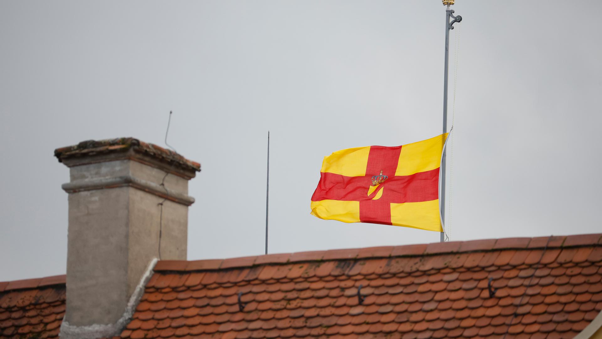 Die Flagge des Hauses Baden ist am zweiten Tag der Trauerfeier für den Max Markgraf von Baden auf dem Schloss Salem auf halbmast gehisst.