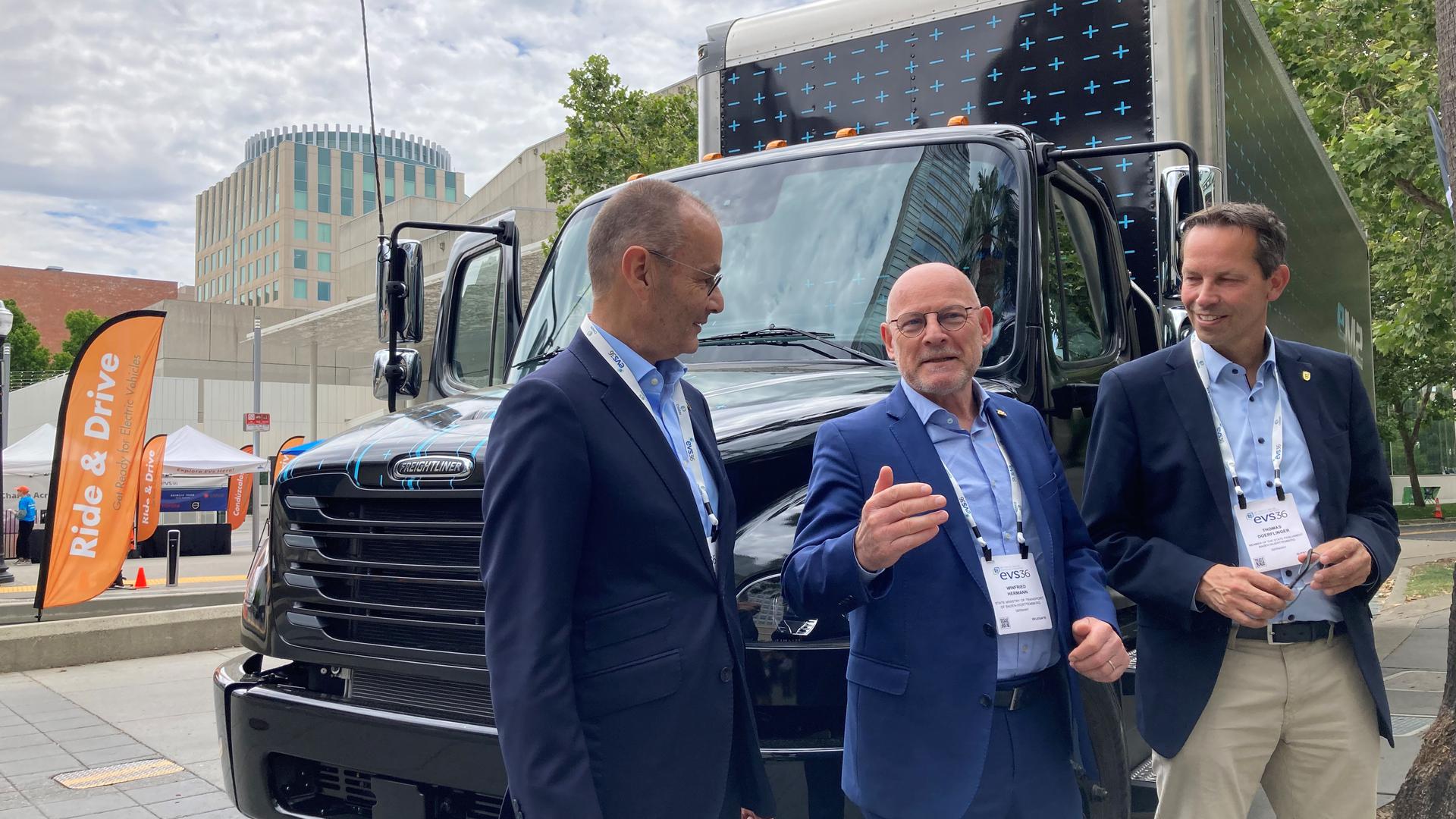 Angetan von einem E-Truck der Firma Freightliner, einer Daimler-Tochter, zeigen sich in Sacramento Verkehrsminister Winfried Hermann (Grüne) mit den Landtagsabgeordneten Hans-Dieter Scheerer (FDP, links) und Thomas Dörflinger, (CDU, rechts im Bild. 