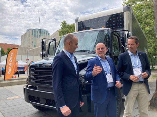 Angetan von einem E-Truck der Firma Freightliner, einer Daimler-Tochter, zeigen sich in Sacramento Verkehrsminister Winfried Hermann (Grüne) mit den Landtagsabgeordneten Hans-Dieter Scheerer (FDP, links) und Thomas Dörflinger, (CDU, rechts im Bild. 
