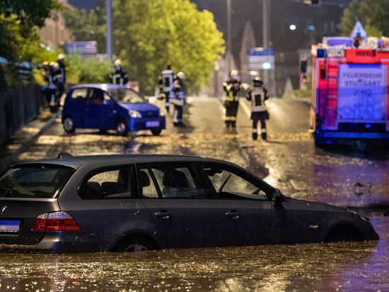 Ein Auto steht in der überfluteten Autounterführung am Österreichischen Platz in Stuttgart. 