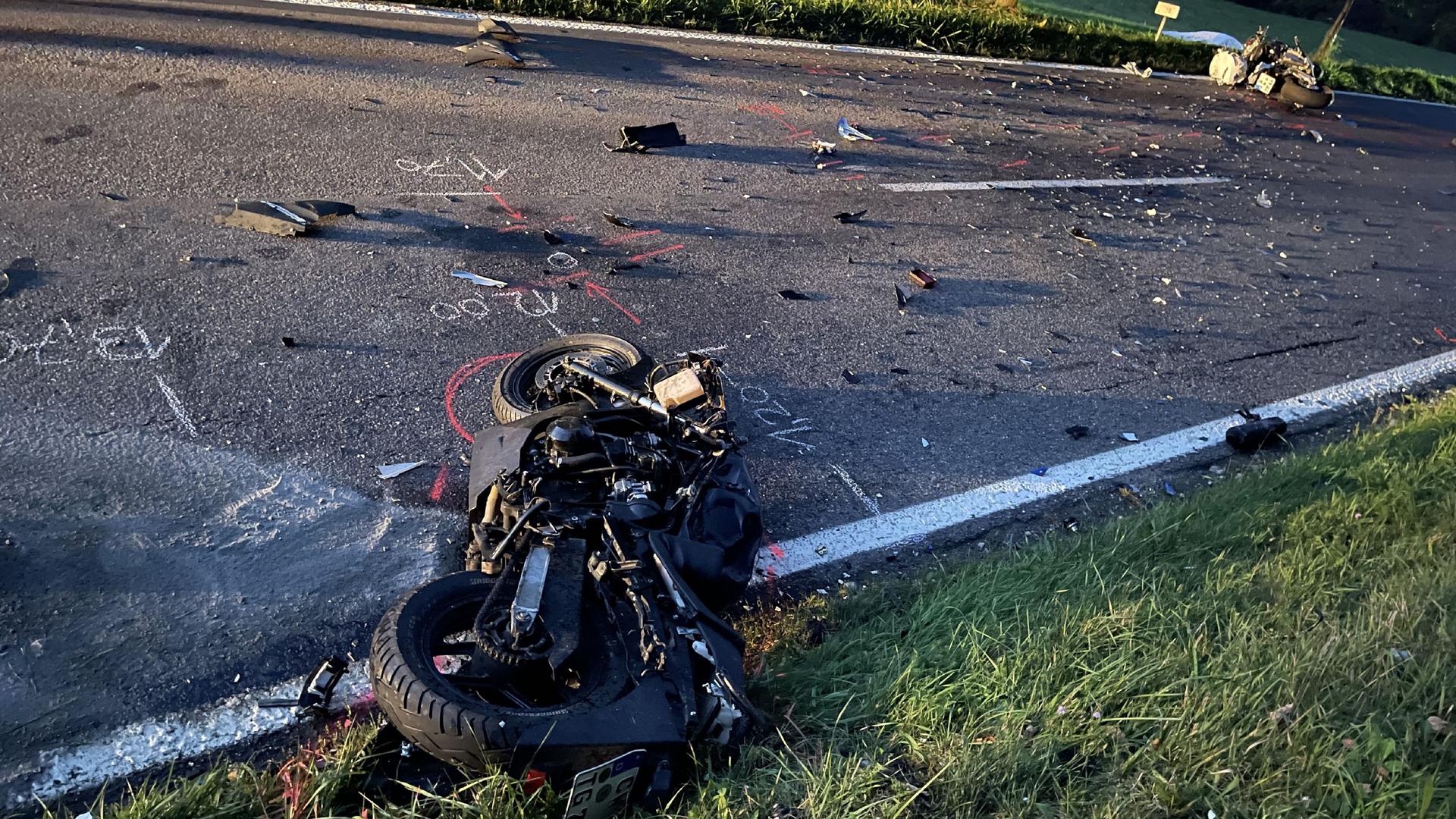 Nach dem Unfall liegen zwei schwer beschädigte Motorräder auf der B463. Zwei Motorradfahrer sind am Freitag in Nagold ums Leben gekommen.