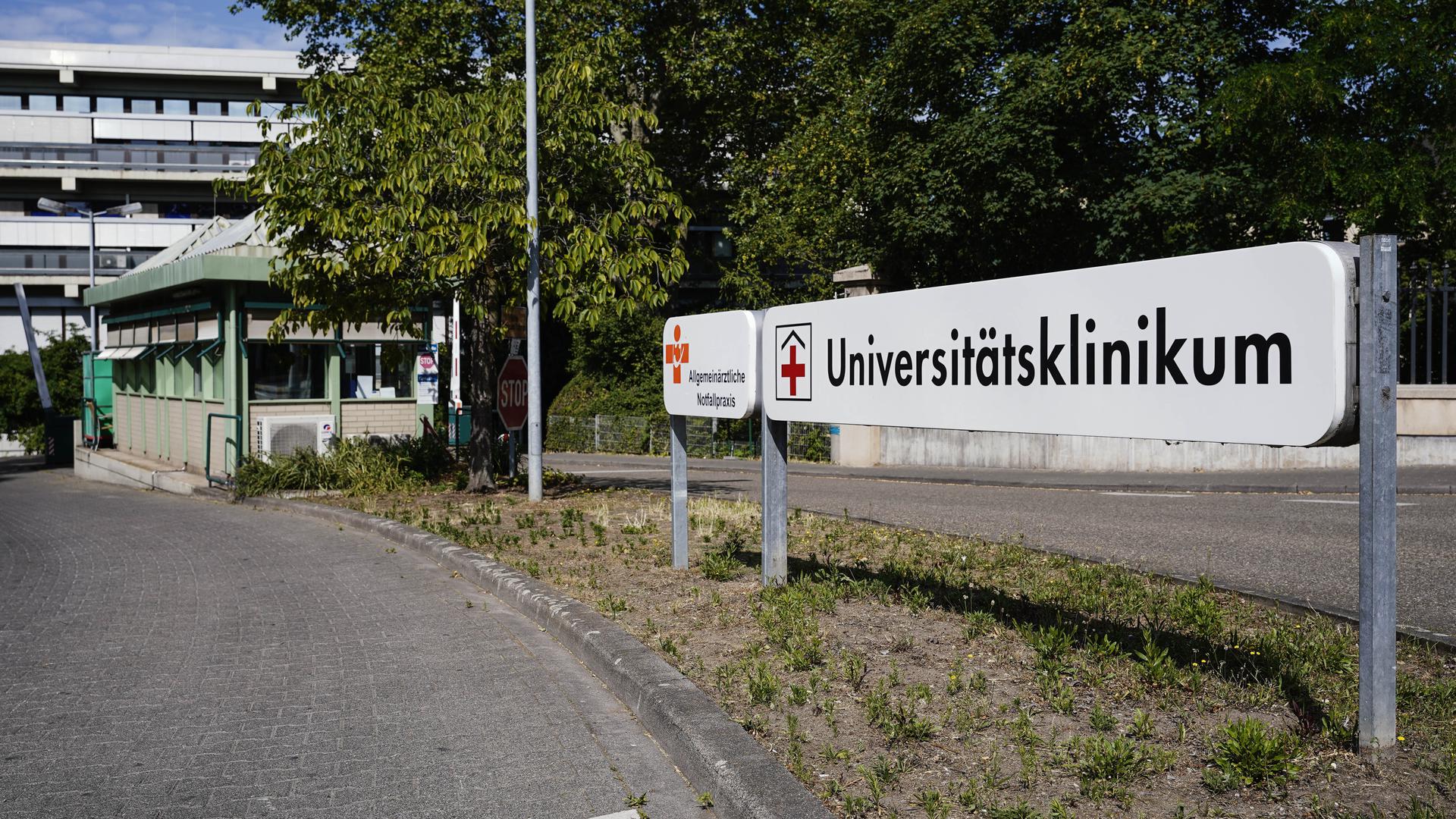 Ein Schild mit der Aufschrift „Universitätsklinikum“ steht an einer Einfahrt zum Universitätsklinikum Mannheim. 