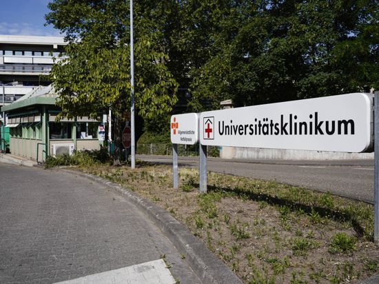Ein Schild mit der Aufschrift „Universitätsklinikum“ steht an einer Einfahrt zum Universitätsklinikum Mannheim. 