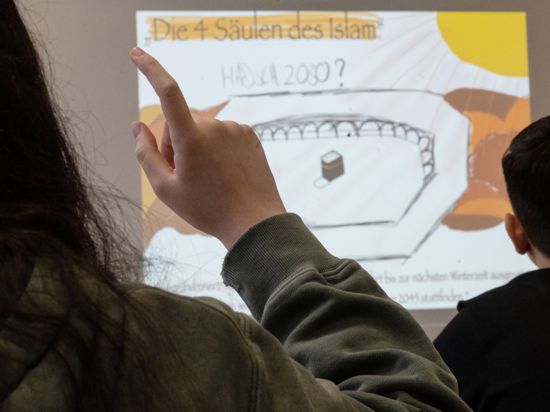Schüler und Schülerinnen nehmen am islamischen Religionsunterrichts teil. (zu dpa: «Ministerin offen für landesweiten islamischen Religionsunterricht») +++ dpa-Bildfunk +++