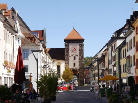 Stadttor der mittelalterlichen Befestigung: Das Bickentor unterscheidet sich durch das
 rote Ziffernblatt von den beiden anderen Stadttoren.