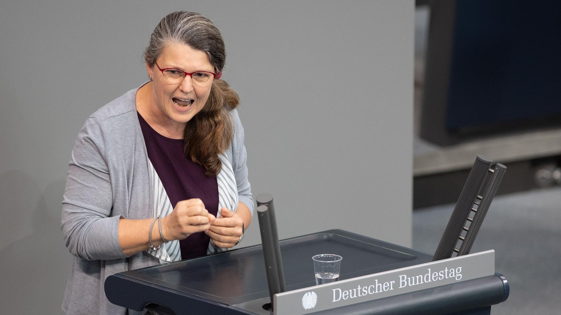 Ute Vogt (SPD) spricht in der Plenarsitzung im Deutschen Bundestag. Die Hauptthemen der 171. Sitzung der 19. Legislaturperiode sind die Verabschiedung des Kohleausstiegsgesetzes, eine aktuelle Stunde zu den Gewaltexzessen in Stuttgart, sowie Debatten über die Wahlrechtsreform, den Schutz elektronischer Patientendaten, die artgerechte Haltung von Nutztieren und den deutschen Vorsitz im UN-Sicherheitsrat. +++ dpa-Bildfunk +++