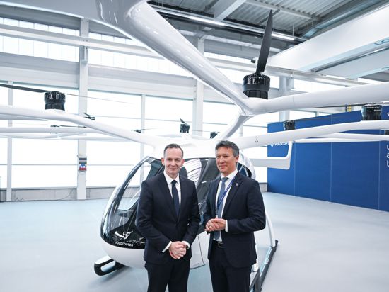 Volker Wissing (FDP, l), Bundesminister für Verkehr und Digitales, und Dirk Hoke (r), Geschäftsführer von Volocopter, 