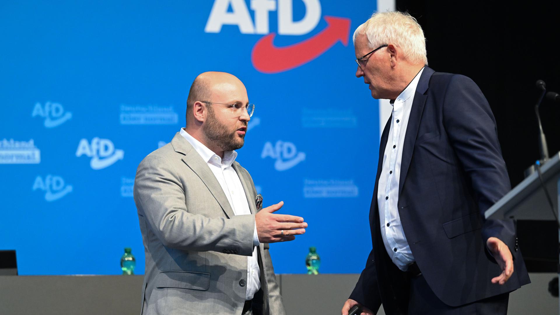 Neues Führungsduo: Die AfD Politiker Markus Frohnmaier (links) und Emil Sänze stehen in der Messehalle in Stuttgart beim AfD Landesparteitag gemeinsam auf dem Podium.