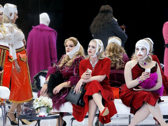 Die Nächste bitte: Die Walküren sind in der Ring-Inszenierung von Valentin Schwarz bei den Bayreuther Festspielen aufgedonnerte Tussis im Wartezimmer beim Schönheitschirurgen.