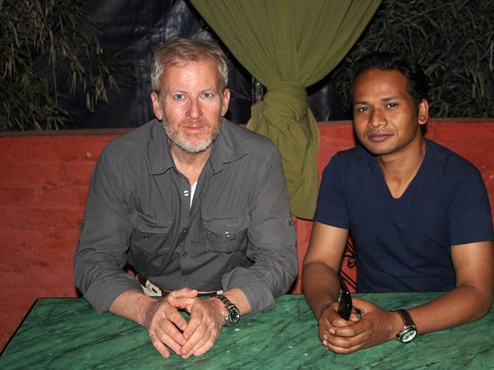 Walter Vugrin (links) aus Gernsbach hat seine Erlebnisse aus Nepal nun in einem Buch aufgeschrieben.