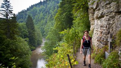 Wandernde Frau in der Wutachschlucht im Schwarzwald