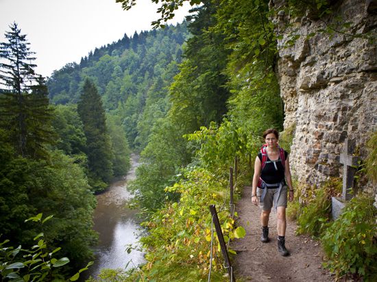 Wandernde Frau in der Wutachschlucht im Schwarzwald