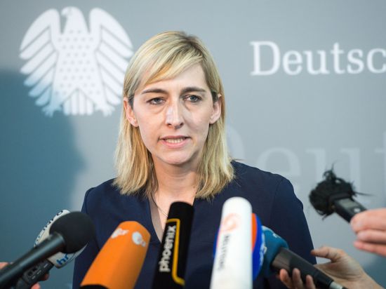 Nina Warken (CDU) gibt am 11.06.2015 in Berlin vor der öffentlichen Sitzung des NSA-Untersuchungsausschusses ein Statement ab. Foto: Maurizio Gambarini/dpa ++ +++ dpa-Bildfunk +++