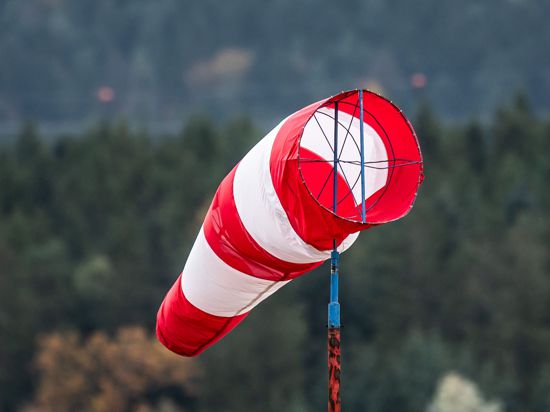 Ein Windsack weht bei Wind am Flugplatz bei Villingen-Schwenningen. Der Wetterdienst mahnt zur Vorsicht, besonders wenn Bäume in der Nähe sind.
