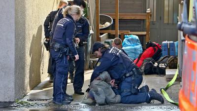 Nach einem Wohnungsbrand in Stuttgart hat die Polizei bei einem Großeinsatz einen bewaffneten Mann festgenommen. Der Verdächtige habe ein Messer bei sich gehabt, sagte ein Polizeisprecher.