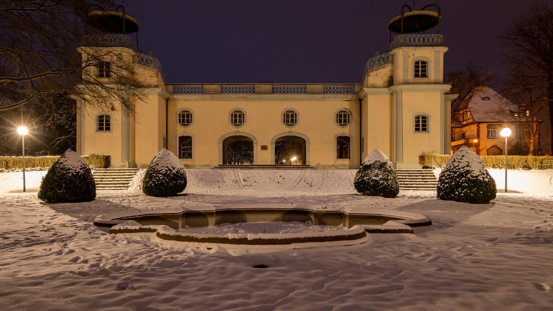 Das Belvedere in Bruchsal am Mittwochabend in schöner Schneelandschaft. 