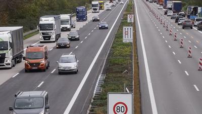 Die Autobahn bei Malsch, Blick nach Norden: Die Fahrbahn Richtung Basel ist wieder dreispurig befahrbar.                    