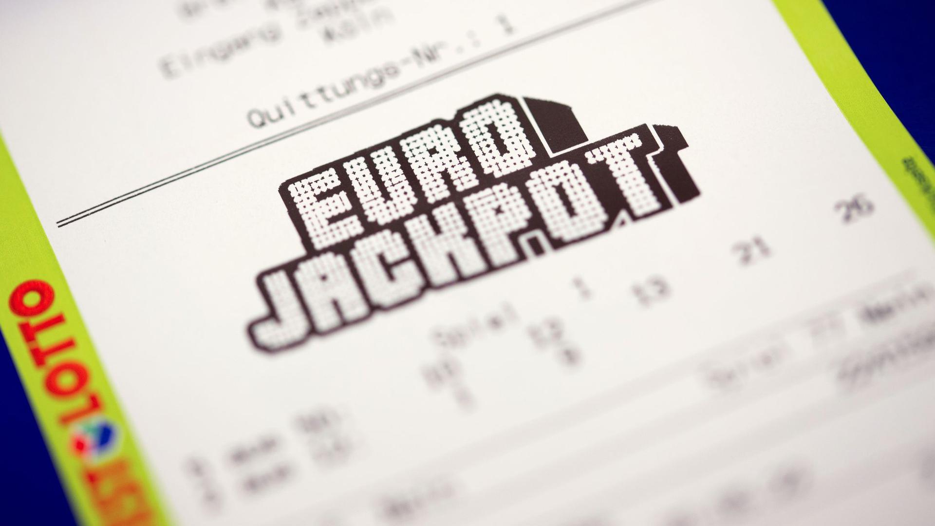 Ein ausgedrucktes Eurojackpot-Los liegt in einer Lotto-Annahmestelle.