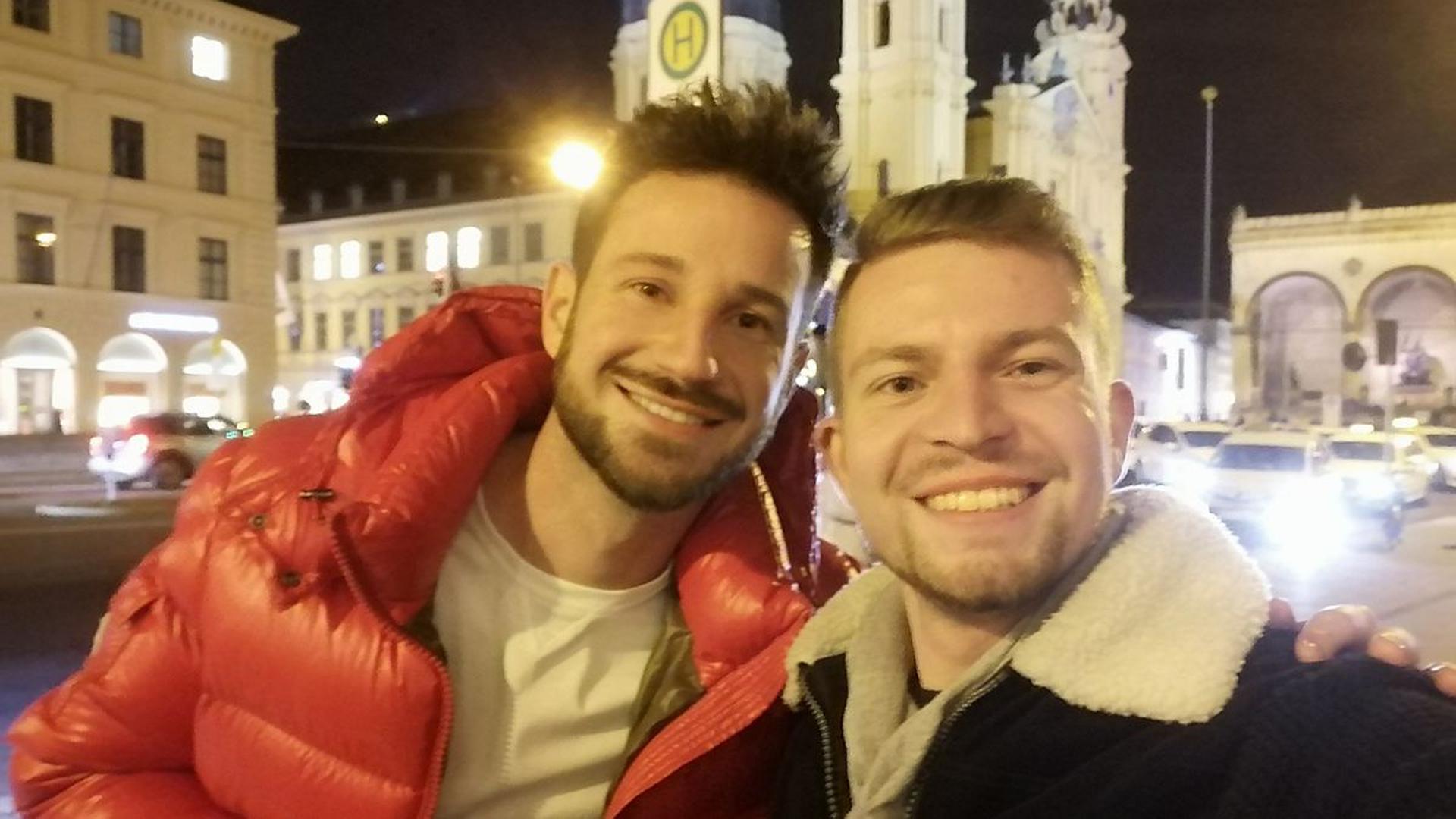 „Den musst du ansprechen“: Henry Frömmichen freute sich, als er den homosexuellen Reality-TV-Star Alexander Schäfer in München traf. Doch für das Selfie wurde er aus dem Priesterseminar entlassen.