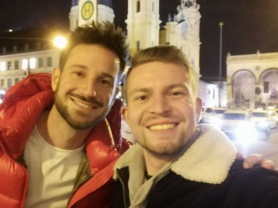 „Den musst du ansprechen“: Henry Frömmichen freute sich, als er den homosexuellen Reality-TV-Star Alexander Schäfer in München traf. Doch für das Selfie wurde er aus dem Priesterseminar entlassen.