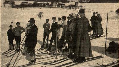 Damen und Herren haben 1913 am Hochfirst bei Saig „Schneeschuhe“ angeschnallt.