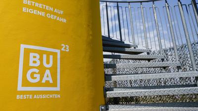 Die Aufschrift "BUGA Beste Aussichten" ist an einem Aussichtsturm am Gelände der ehemaligen US-amerikanischen Spinelli-Kaserne angebracht. Das Areal ist Kernstück der Bundesgartenschau in Mannheim, die von April bis Oktober 2023 stattfinden soll. (zu dpa: «Präsentation des Ausstellungskonzepts für die Bundesgartenschau 2023 in Mannheim») +++ dpa-Bildfunk +++
