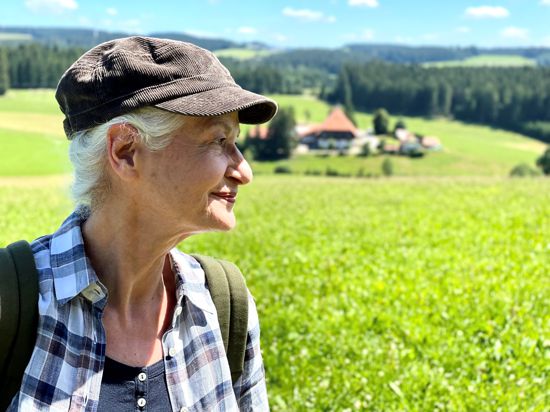 Den Blick nach vorn: Für eine Abschiedsdoku kehrte Ursula Cantieni an ihre alte Wirkungsstätte, den „Faller-Hof“ bei Furtwangen im Schwarzwald zurück. 