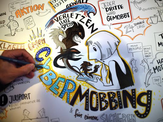 Eine Zeichnung zeigt am 11.09.2017 in Berlin im Madame Tussauds beim «1. Symposium gegen Cybermobbing und für einen sicheren Umgang mit sozialen Medien» das Thema Cybermobbing. Foto: Britta Pedersen/dpa-Zentralbild/dpa ++ +++ dpa-Bildfunk +++