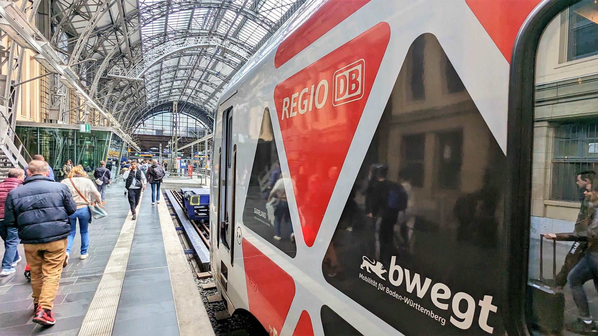 Ohne Umsteigen: Mit der Regionalbahn von Karlsruhe nach Frankfurt am Main - zur Premiere am Maifeiertag blieben auf der Strecke noch Sitzplätze frei.