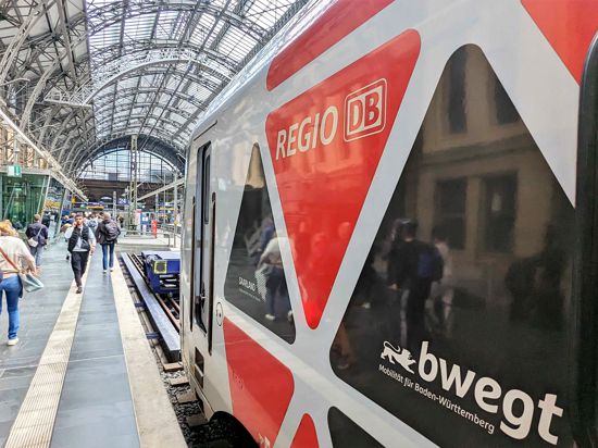 Ohne Umsteigen: Mit der Regionalbahn von Karlsruhe nach Frankfurt am Main - zur Premiere am Maifeiertag blieben auf der Strecke noch Sitzplätze frei.