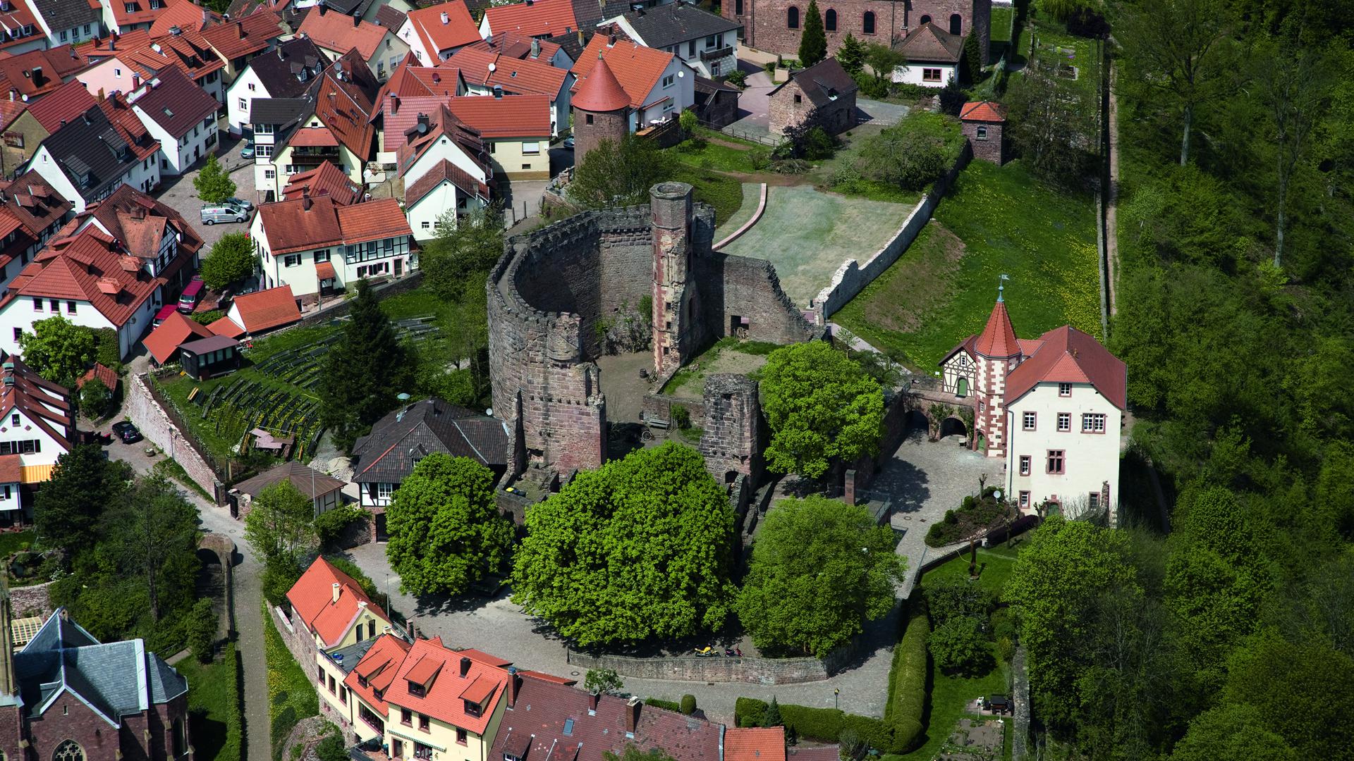Eindrucksvoll: Die über 15 Meter hohe Mauer der Kernburg ist das Wahrzeichen der Burgfeste Dilsberg.