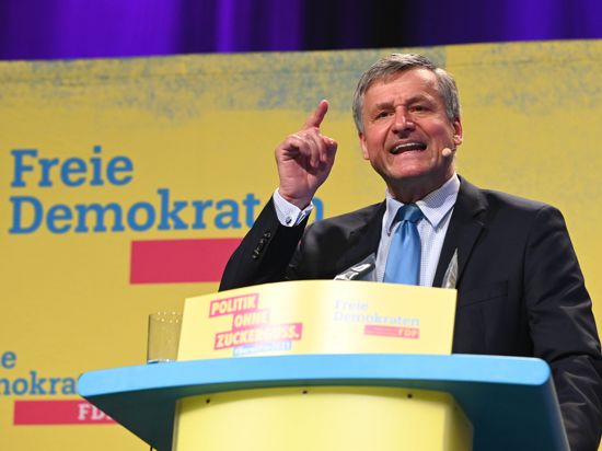 Überzeugt Parteimitglieder: Hans-Ulrich Rülke, Fraktionsvorsitzender der FDP Baden-Württemberg, spricht beim Landesparteitag der FDP in Karlsruhe. Er wurde dort zum Spitzenkandidat zur Landtagswahl 2021 gewählt.