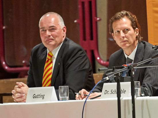 Weiß nichts von Bestechung: Bundestagsabgeordneter Olav Gutting (rechts) auf einem CDU-Podium im Landkreis Karlsruhe mit seinem Parteifreund Axel Fischer. 