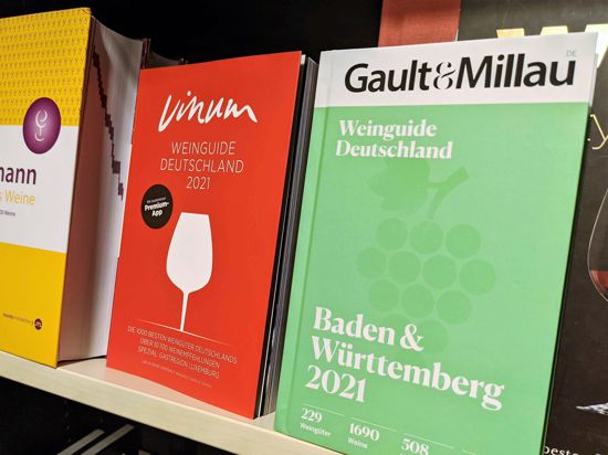 Der Markt der Weinführer in Deutschland ist hart umkämpft. Im Regal einer Buchhandlung in Pforzheim stehen die Guides von Eichelmann, Vinum und Gault Millau.