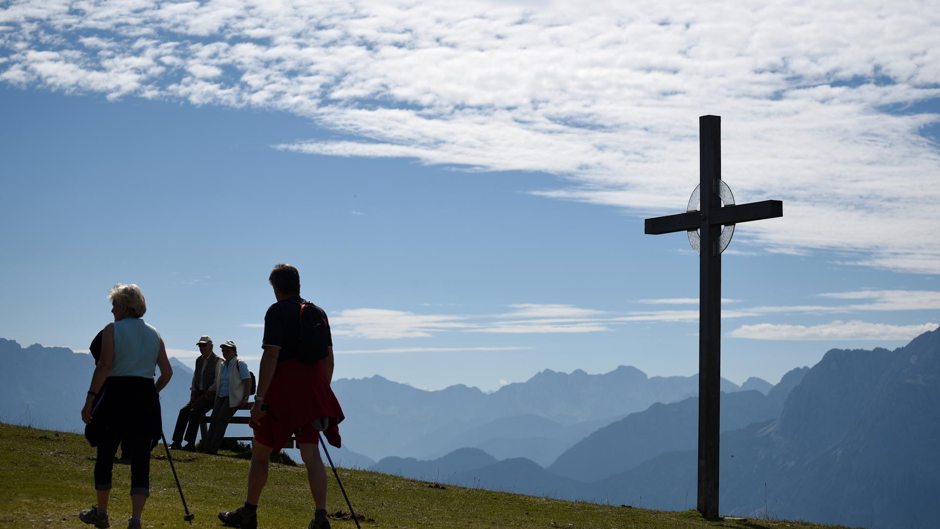 Gipfelkreuze, wie hier auf dem Wank bei Garmisch-Partenkirchen, sind auch in Süddeutschland zum Objekt eines heftigen Streits geworden. 