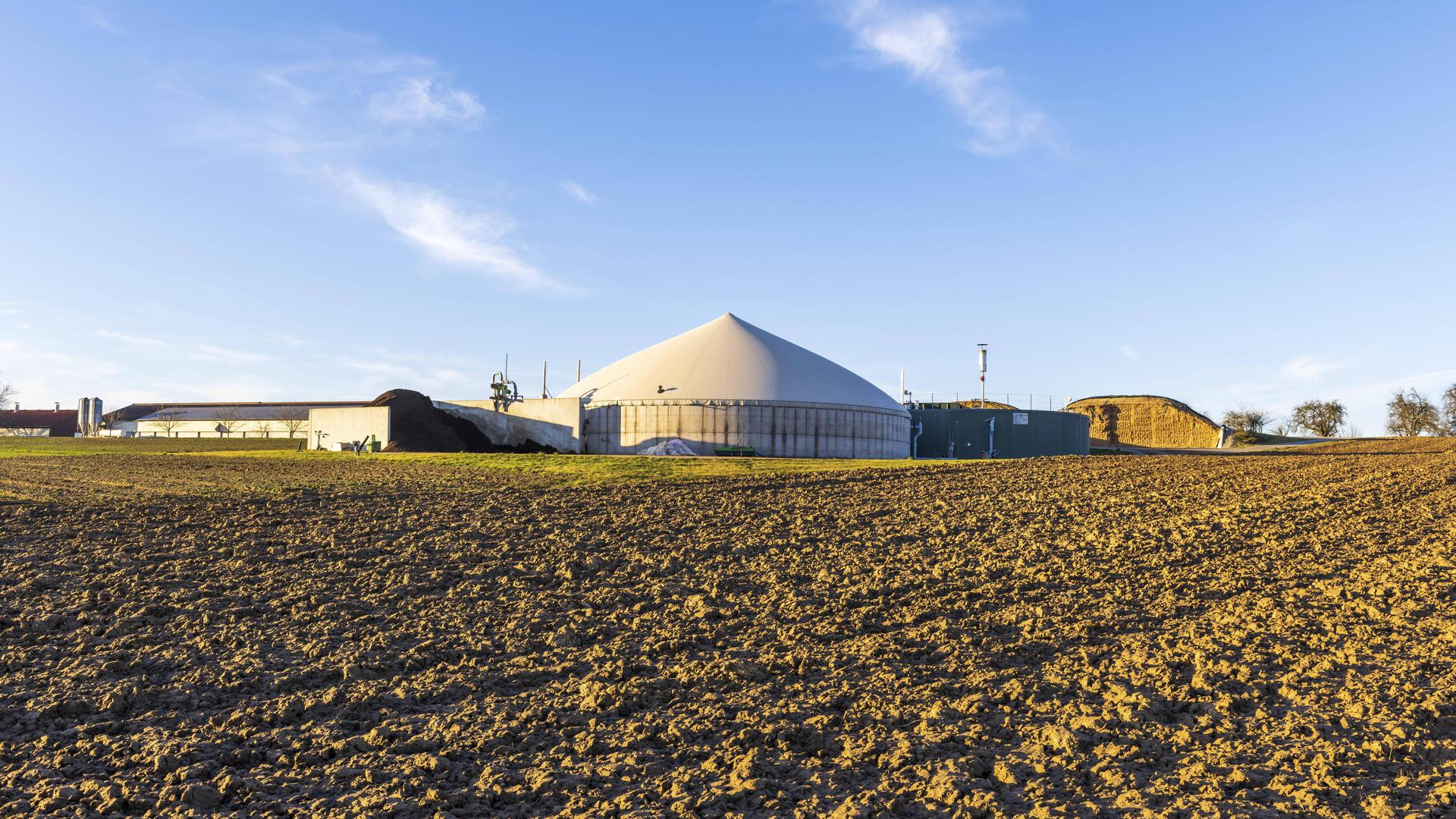 Eine Biogasanlage umgeben von Feldern.